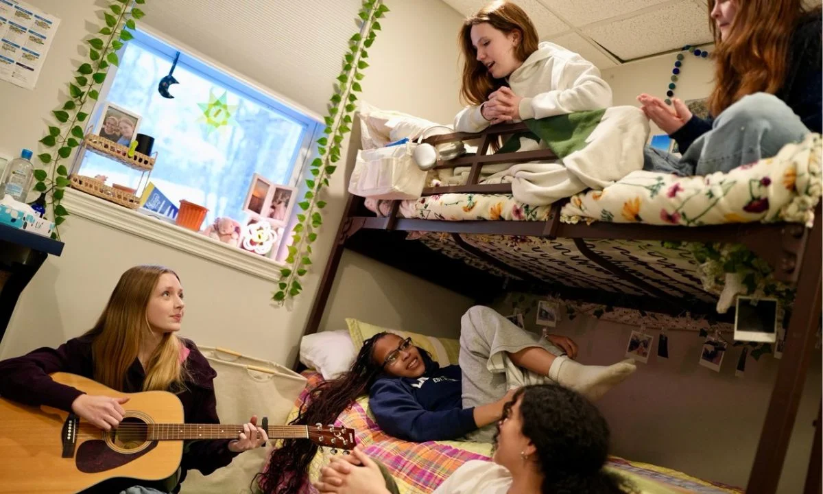 girls chatting in dorm room